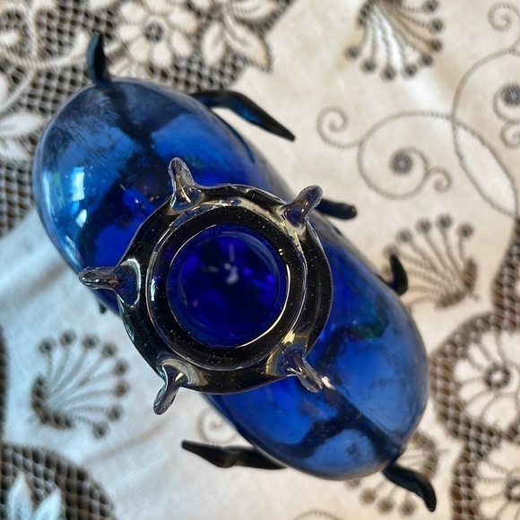 💓Host Pick💓 Cobalt Blue Handblown Heart Shaped Vase Metal Hugging Vines - Picture 4 of 15